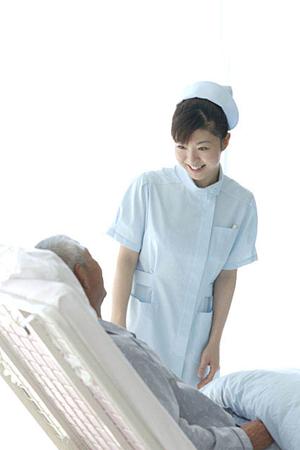 介護現場で働くために難波でヘルパー2級を取得する